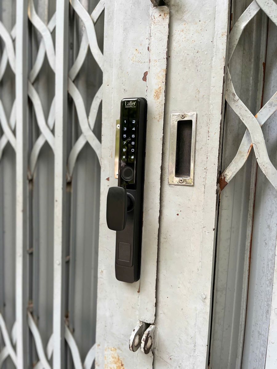 KHÓA VÂN TAY CHO CỬA LÙA , KÉO XẾP LAFFER RF21