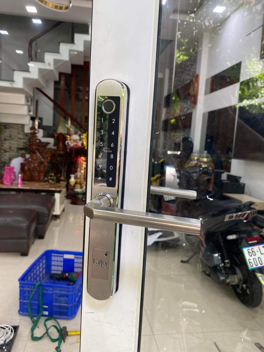 Lắp Đặt Khóa Vân Tay Cho Cửa Nhôm Xingffa Tại Quận 6