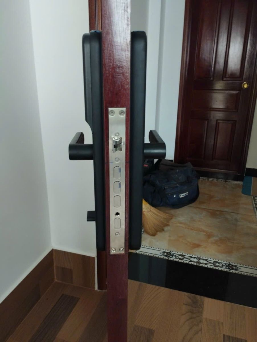 Lắp Đặt Khóa Vân Tay Laffer LC06 Tại Quận 10