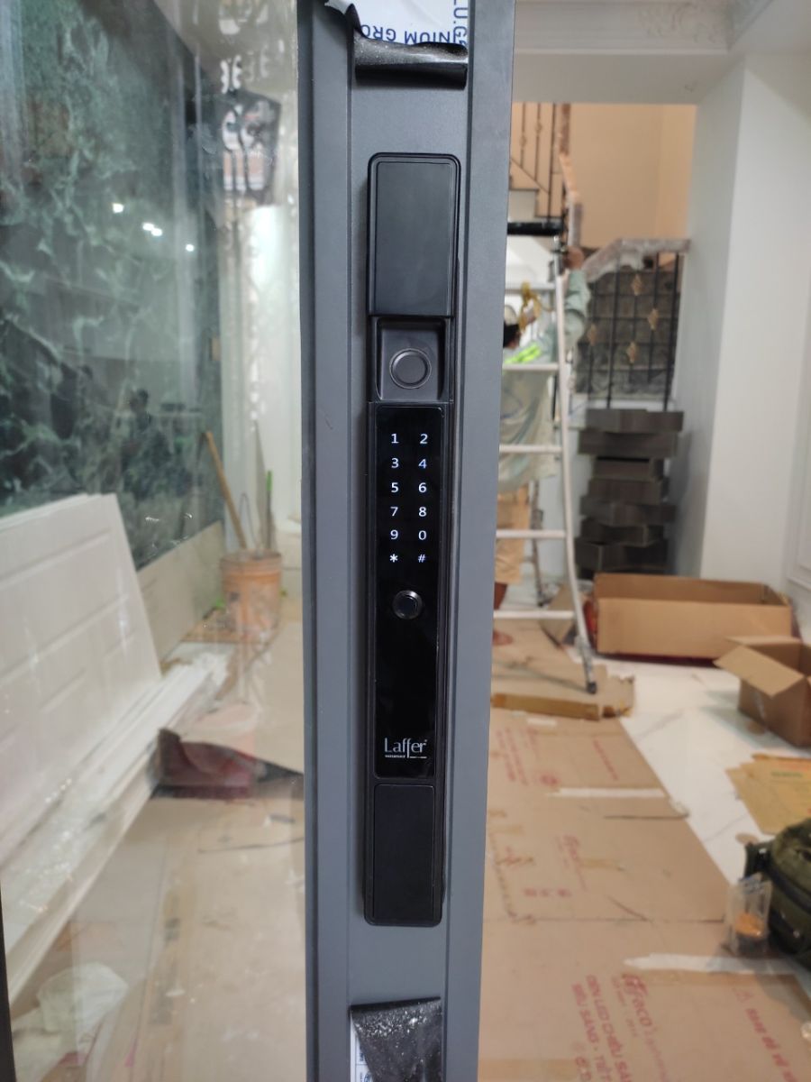 Lắp Đặt Khóa Vân Tay Cho Cửa Nhôm Xingffa Tại Quận 4