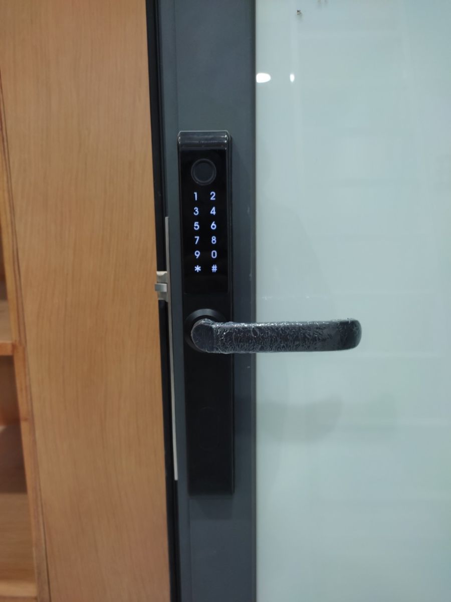 Lắp Đặt Khóa Vân Tay Cho Cửa Sắt Kính Tại Quận 4