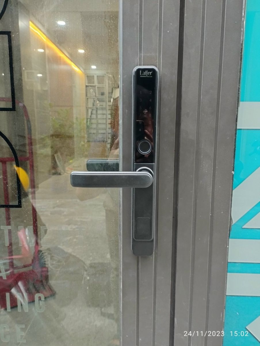 Lắp Đặt Khóa Vân Tay Cho Cửa Nhôm Xingffa Tại Quận 5 