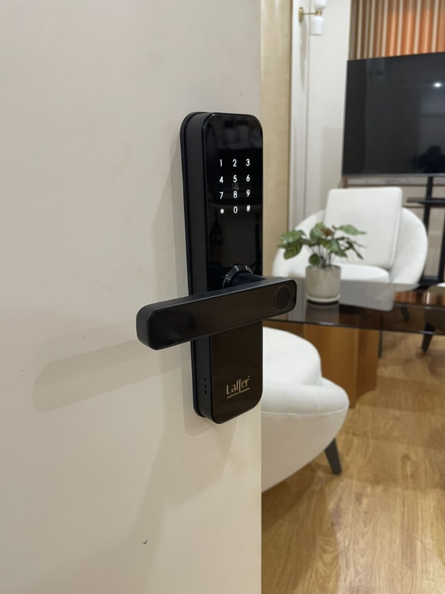 Lắp Đặt Khóa Vân Tay Cao Cấp Cho Cửa Gỗ Tại Quận 1