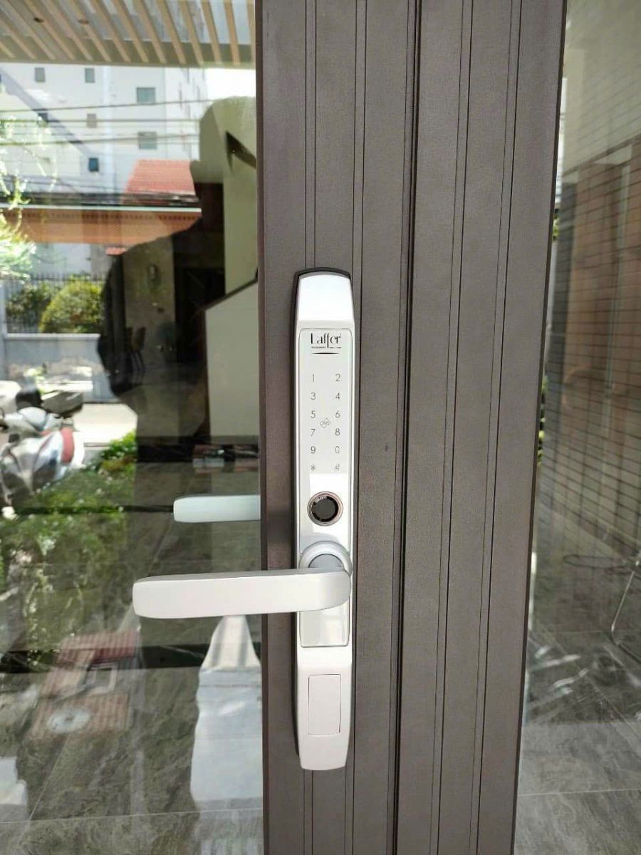 Khóa Vân Tay Cao Cấp Laffer R1 Cho Cửa Nhôm Xingffa Tại Quận 10