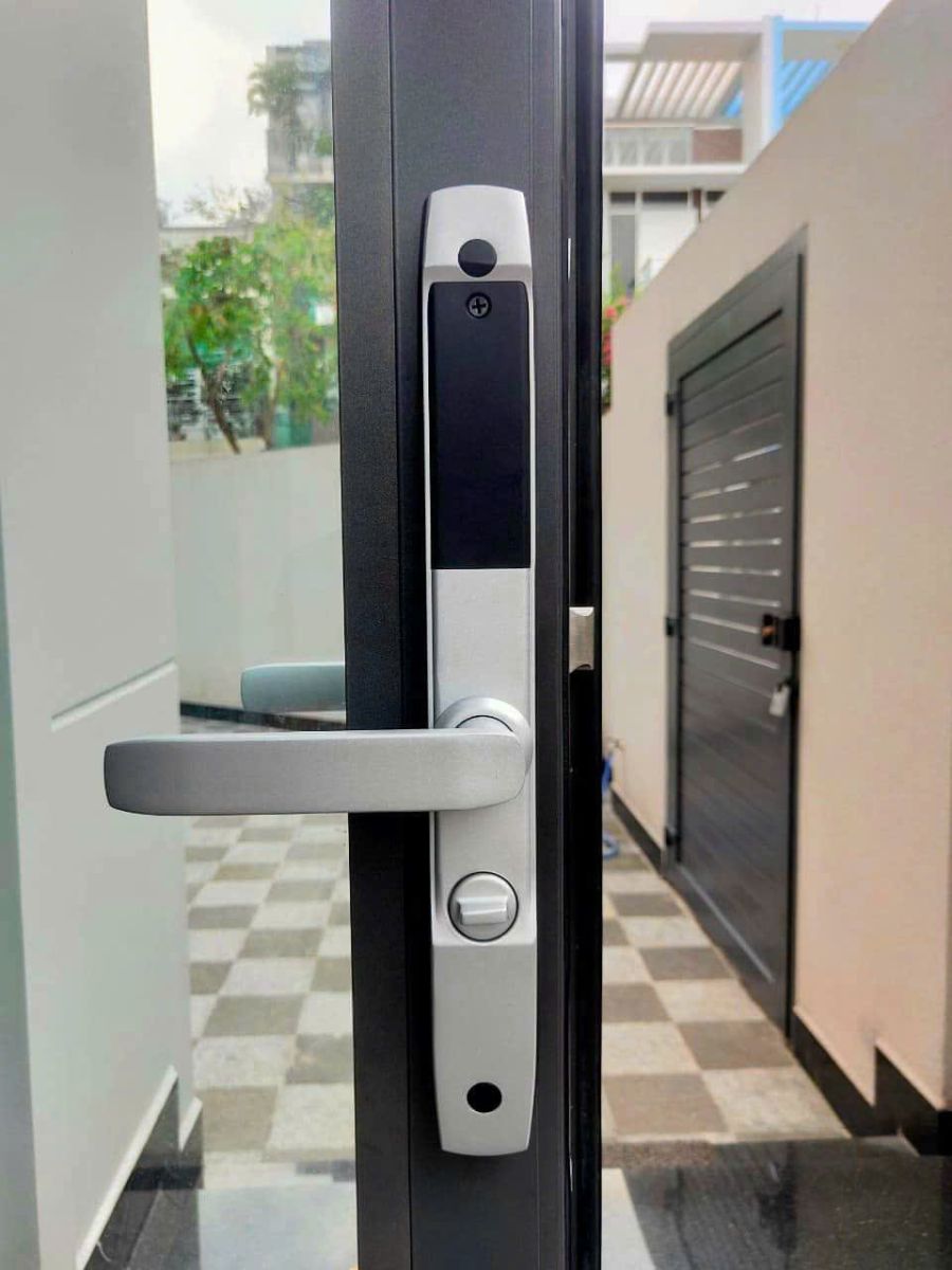 Khóa Vân Tay Cao Cấp Laffer R1 Cho Cửa Nhôm Xingffa Tại Quận 10