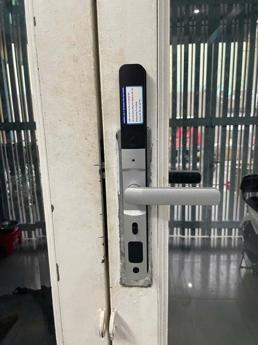 Lắp đặt khóa vân tay cao cấp cửa nhôm xingffa  Sicher A200 tại Quận Tân Bình