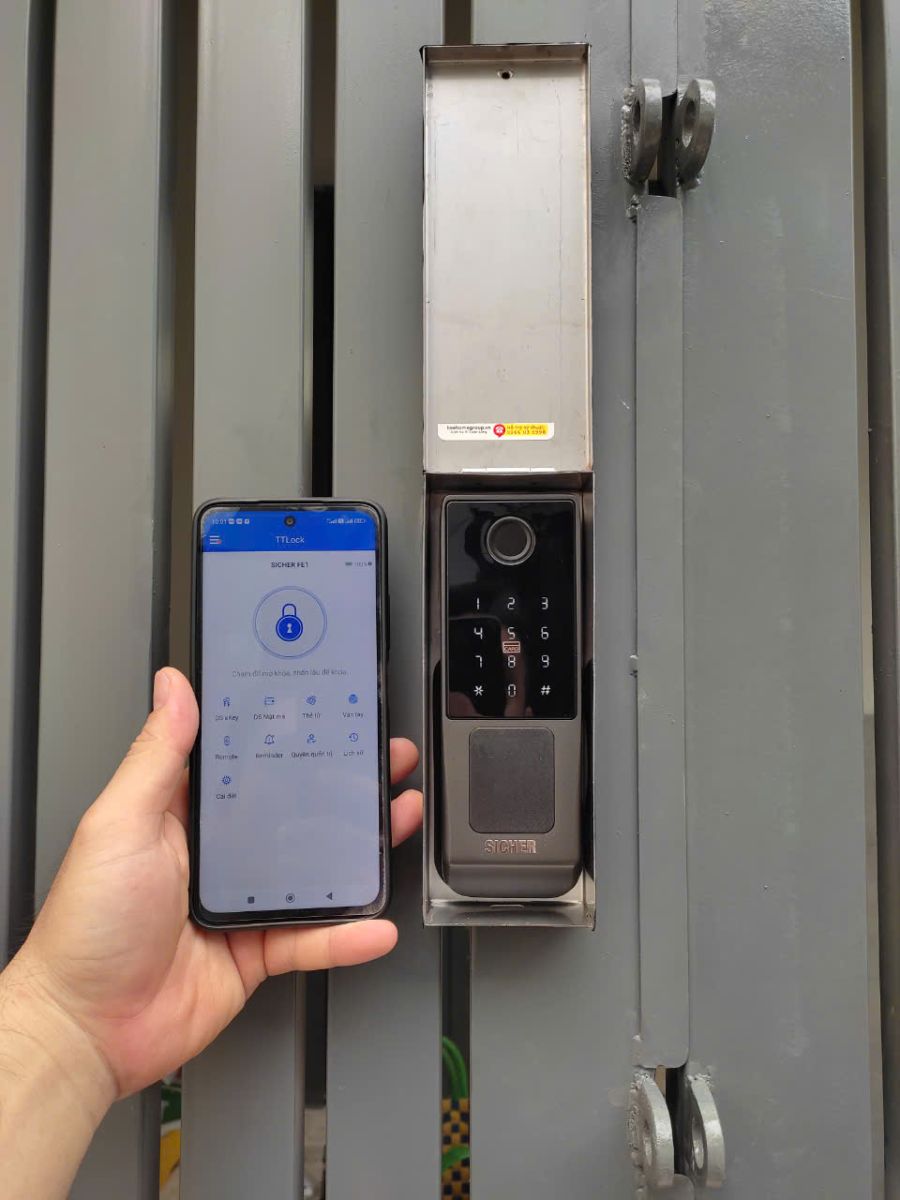 Lắp đặt khóa vân tay cho cửa cổng sắt nhà phố tại quận Gò Vấp