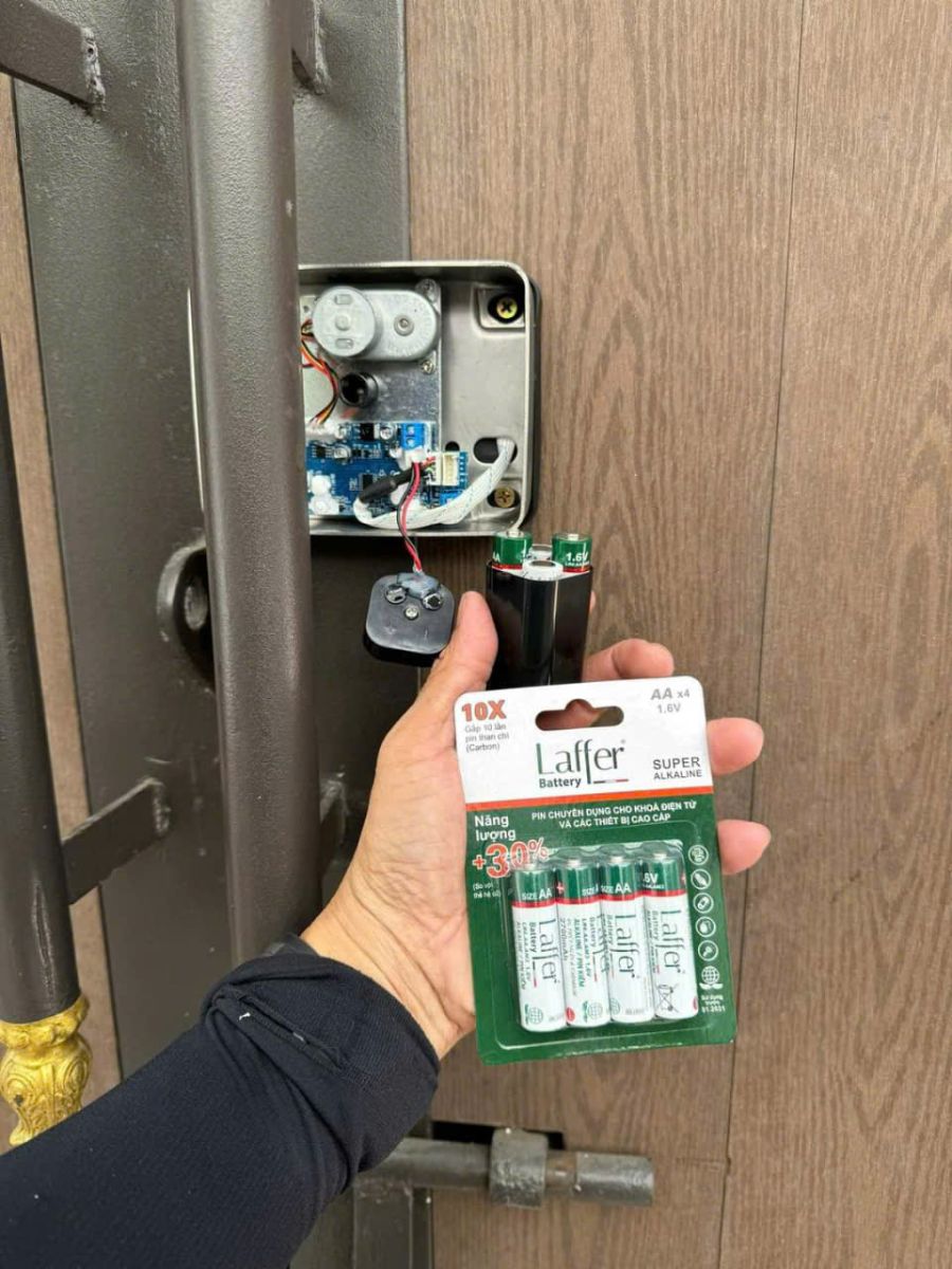 Thay Pin Cap Cấp Cho Khóa Vân Tay Tại Quận 10