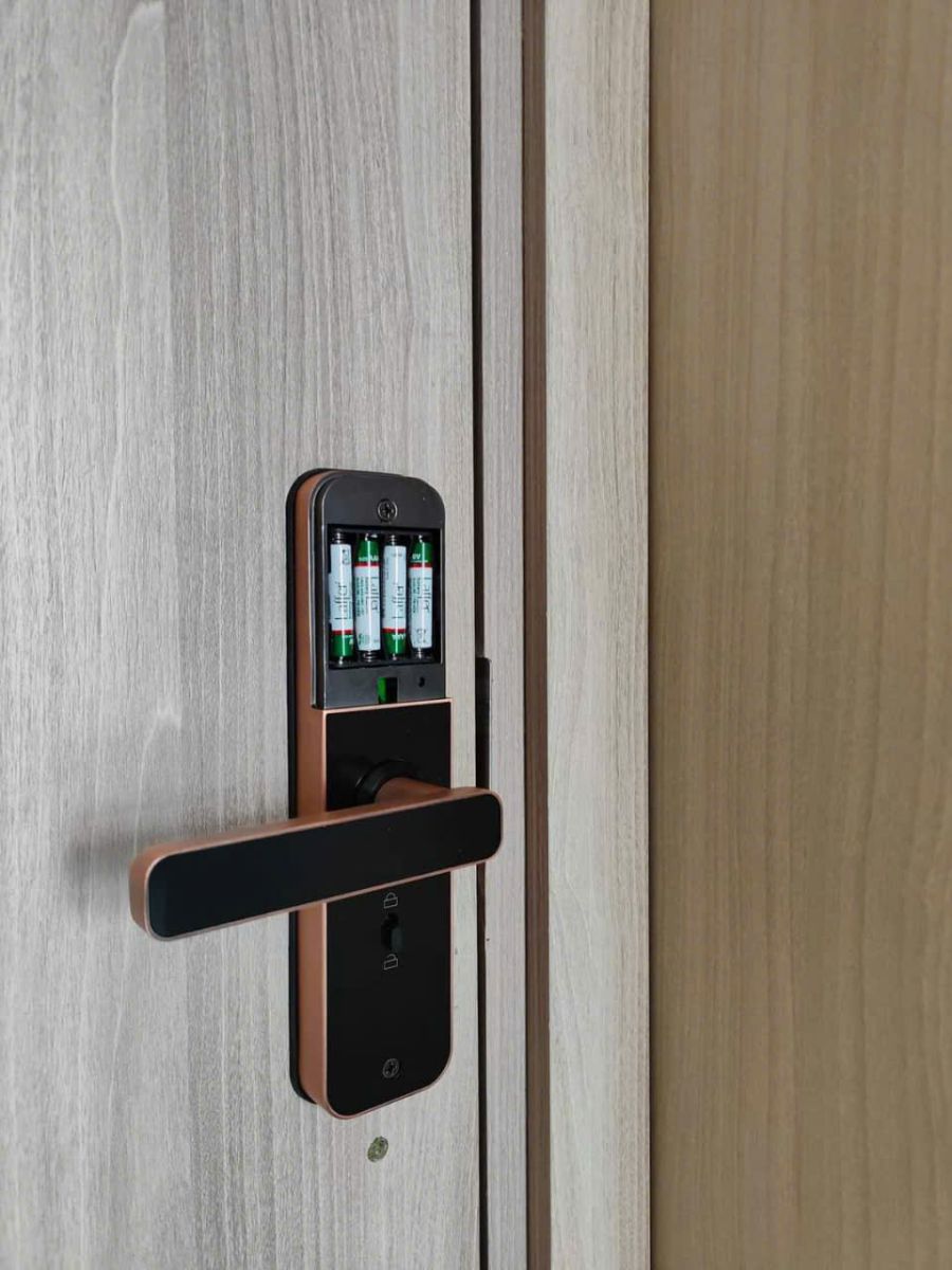 Thay Pin Laffer Cho Khóa Vân Tay Tại Quận 11