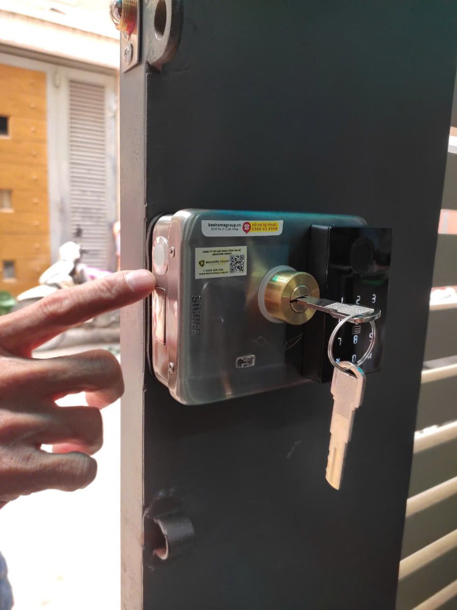 Lắp Đặt Khóa Vân Tay Cửa Cổng Sắt Cho Nhà Phố Quận Gò Vấp