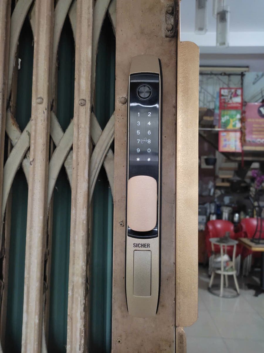 Lắp đặt khóa vân tay cho cửa kéo xếp tại Tân Bình 