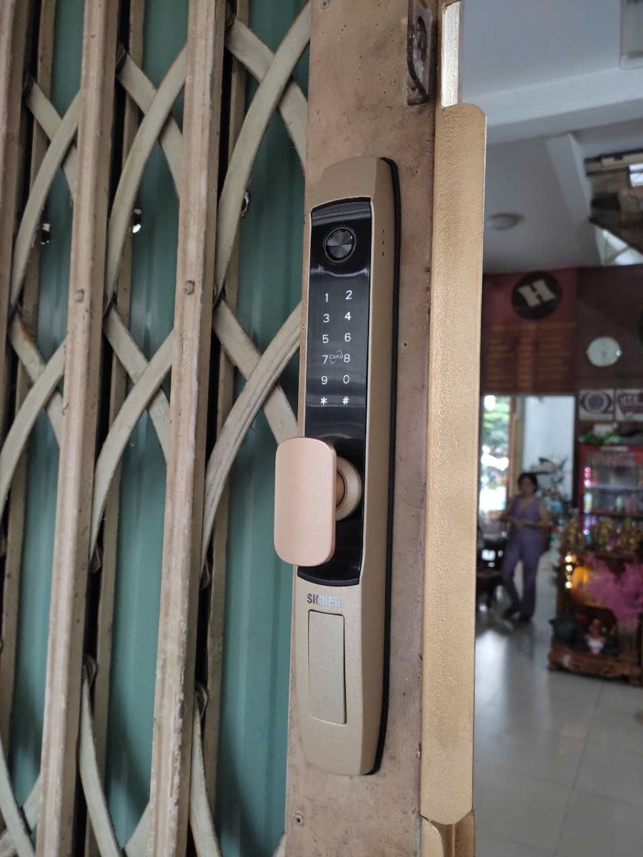 Lắp đặt khóa vân tay cho cửa kéo xếp tại Quận Tân Bình