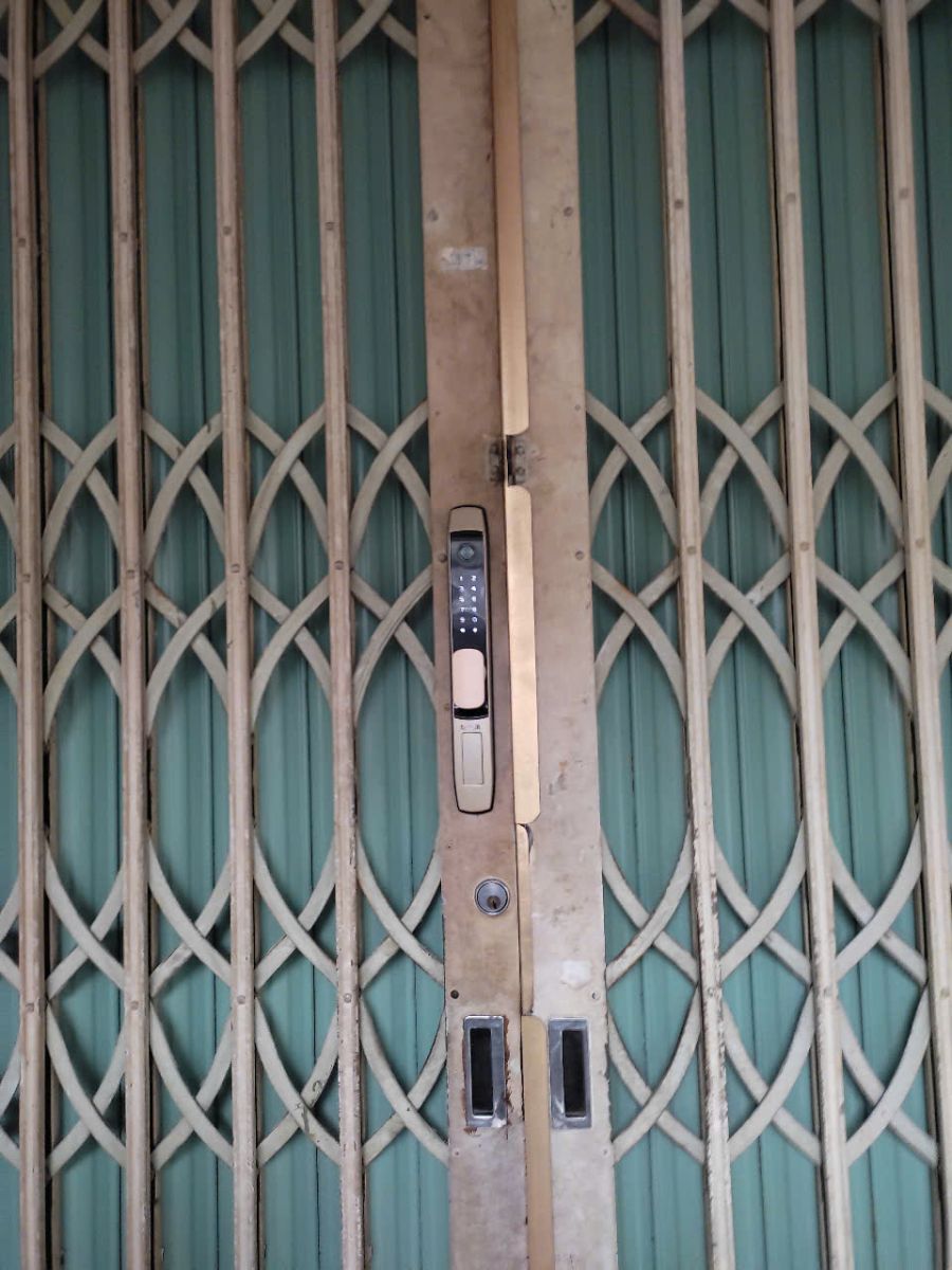 Lắp đặt khóa vân tay cửa kéo xếp tại HCM