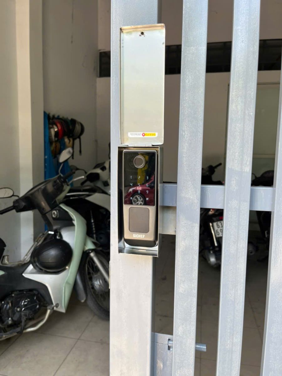 Lắp đựt khóa vân tay cửa cổng sắt tại Hóc Môn 