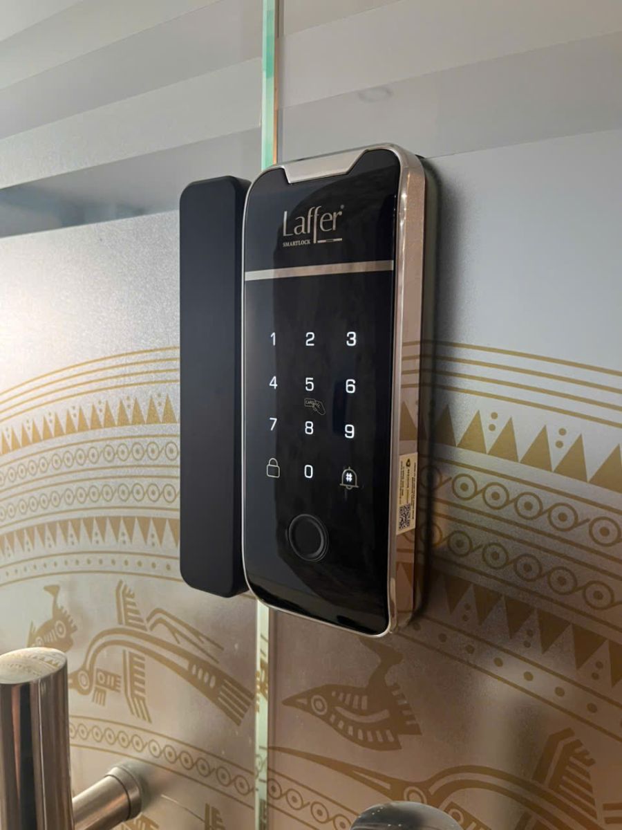 Lắp đặt khóa vân tay cửa kính cường lực cho văn phòng tòa nhà tại Tân Phú