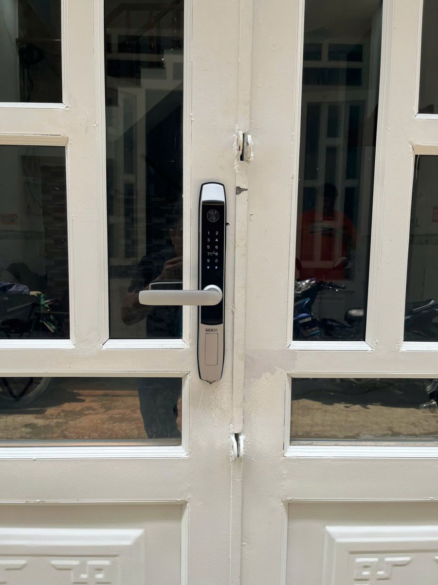 Lắp đặt khóa vân tay cho cửa sắt kính tại HCM