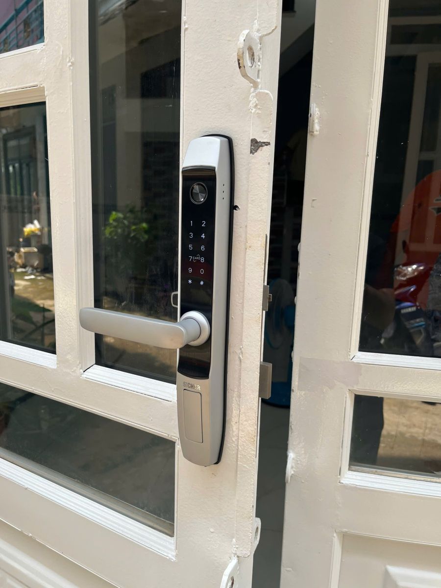 Lắp đặt khóa vân tay cho cửa sắt kính tại HCM