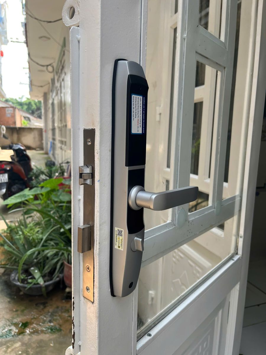 Lắp đặt khóa vân tay cho cửa sắt kính tại HCM