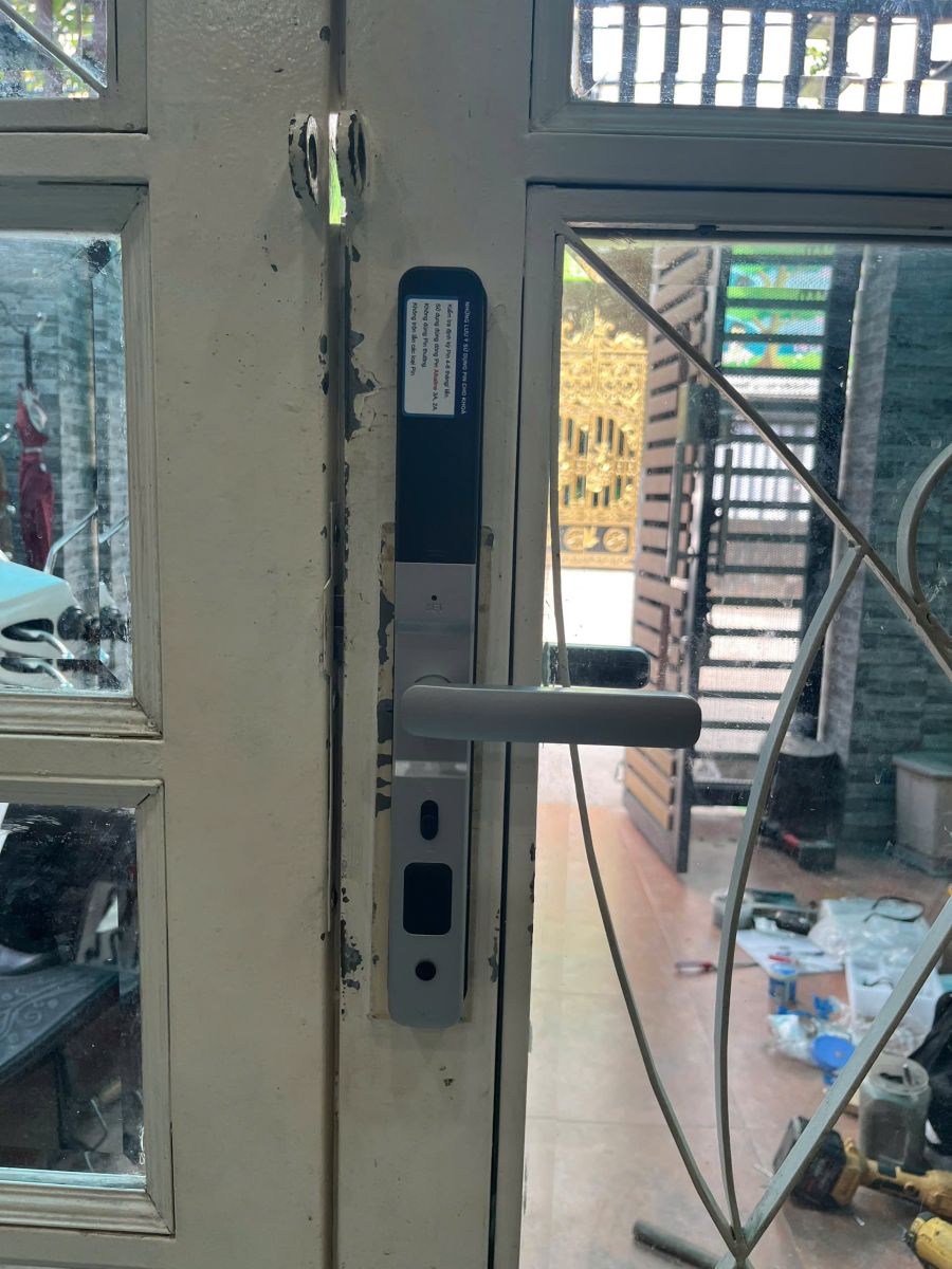 Lắp đặt khóa vân tay SICHER A300 - Bạc cho cửa sắt kính tại HCM