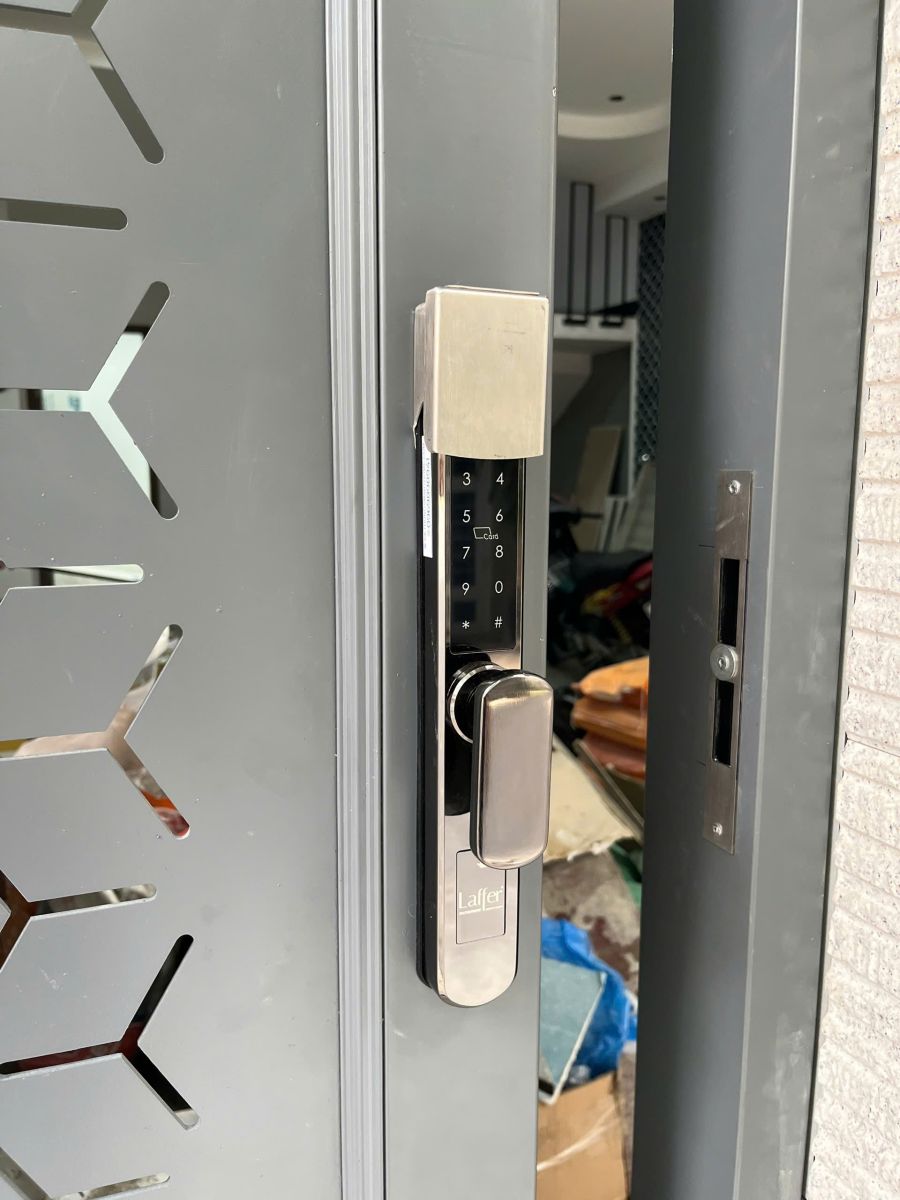 Sửa khóa vân tay cửa cổng lùa Laffer tại HCM