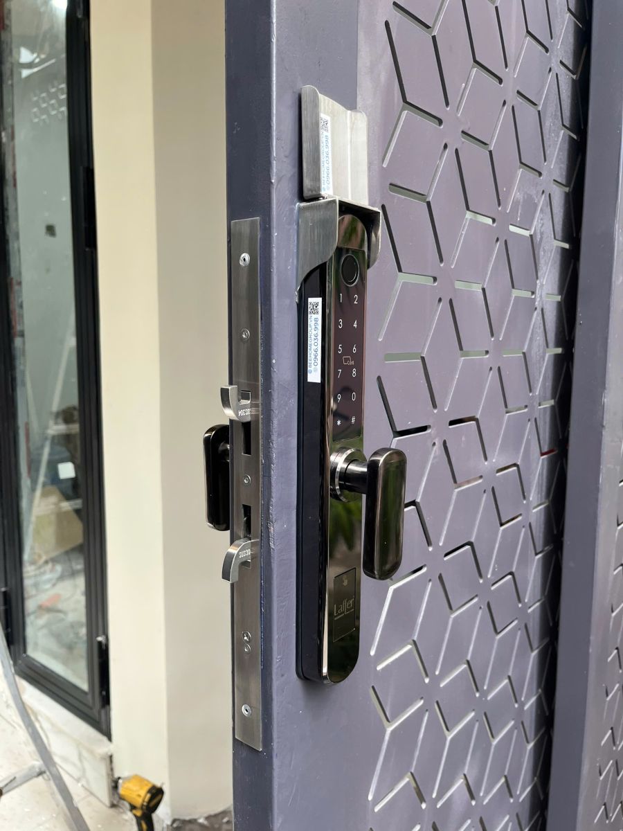 Sửa khóa vân tay cửa cổng lùa Laffer tại HCM