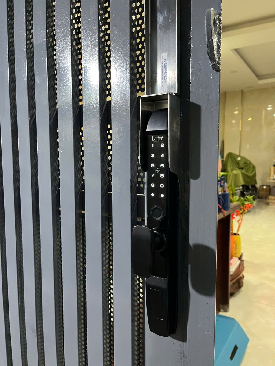 Khóa vân tay cho cửa lùa tại HCM