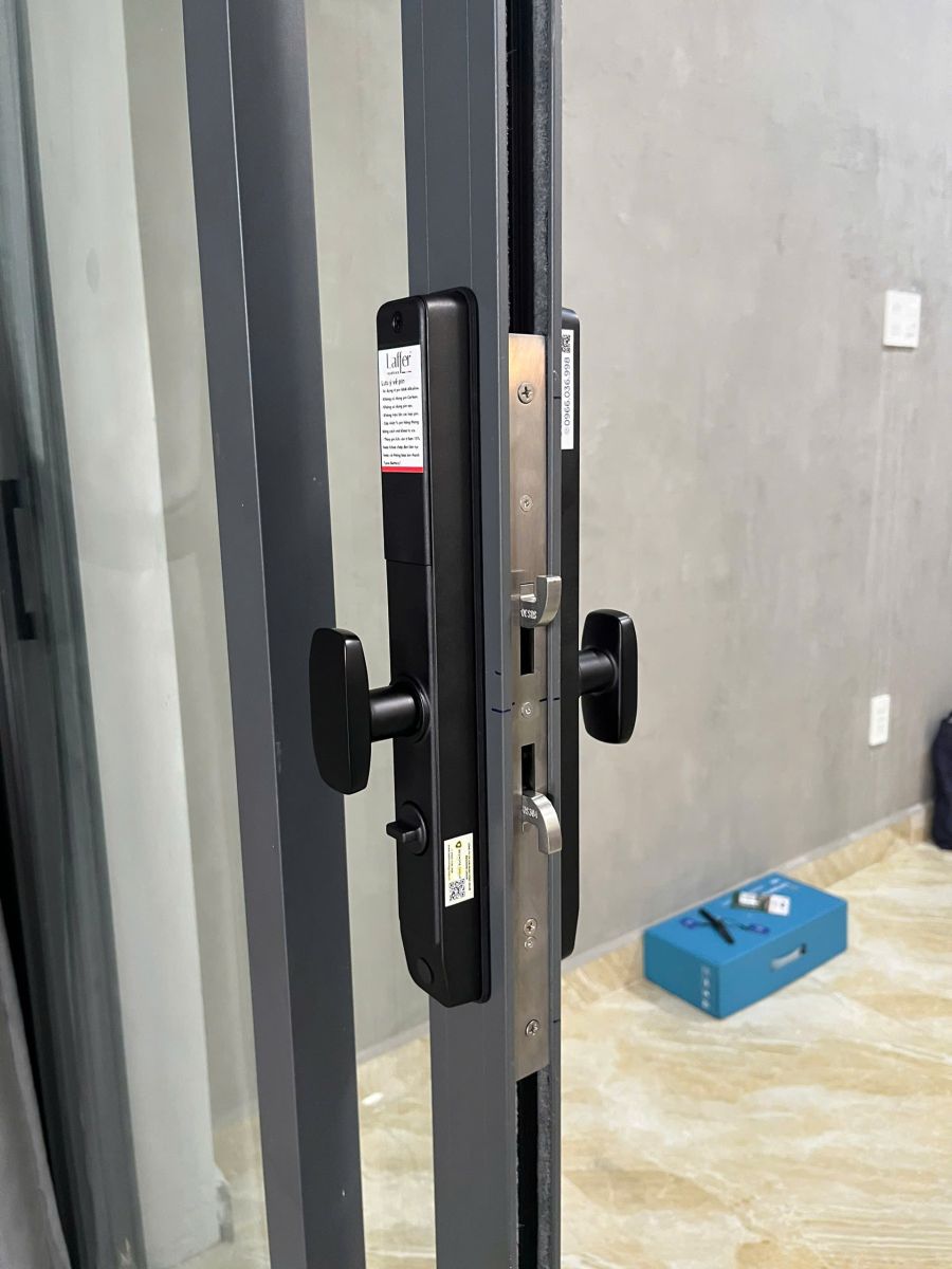 Khóa vân tay cao cấp cho cửa lùa tại HCM